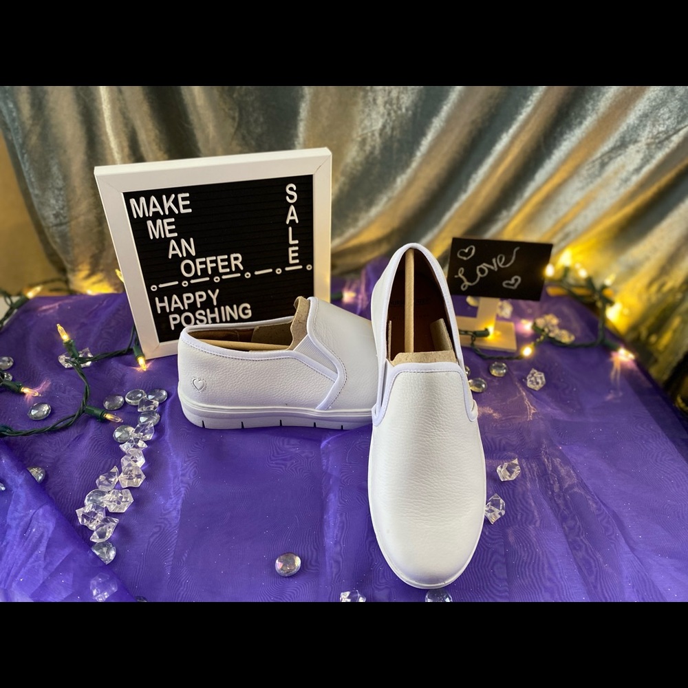 Size 8 (W) Nurse Mates Adela white leather shoes. Brand new in box.